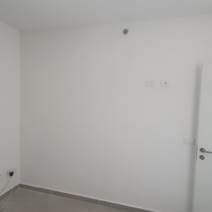 קיר לבן עם דלת ושקע חשמל