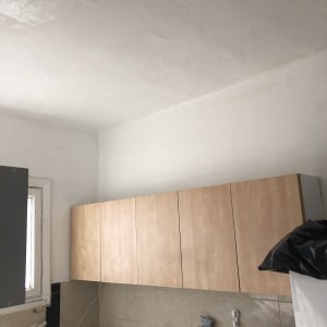 מגש צבע כחול ומברשת על השיש במטבח