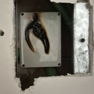 תיבת חשמל שרופה בתוך קיר