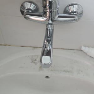 ברז כיור עם מראה חלקית