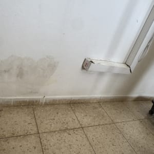 קיר עם סימני רטיבות ותיקון צבע