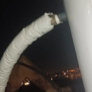 צינור מבודד מחובר לדוד שמש בלילה