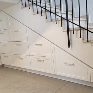 ארונות מובנים מתחת למדרגות עם ידיות זהב