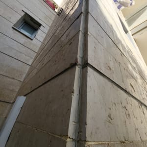 קיר חיצוני עם סדקים ותפרים חשופים