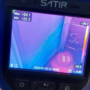 תמונה תרמית של קיר עם סדקים ונתוני טמפרטורה