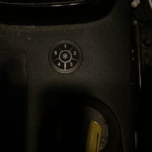 כפתור עגול עם מספרים בלוח רכב