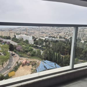 נוף עירוני עם מרפסת זכוכית נקייה