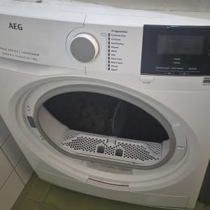 מייבש כביסה עם כלים לתיקון על המדף