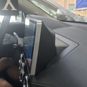פנים רכב עם מסך ומערכת מיזוג אוויר