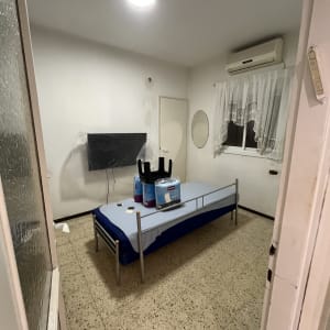 חדר עם מיטה, צבעים וכלי עבודה לצביעה