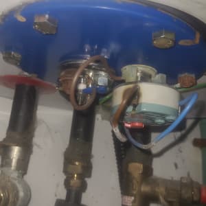 חלקים פנימיים של דוד שמש עם חיבורים וצינורות