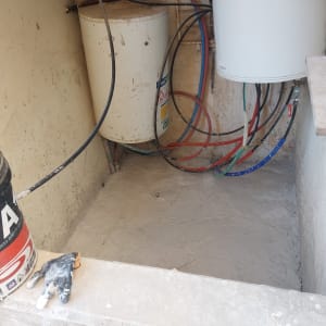 דלי צבע, כפפה, צינורות, דוד מים, רצפה אטומה