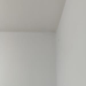 קיר לבן צבוע בצורה אחידה