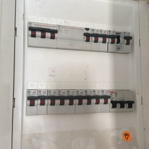 לוח חשמל עם מפסקים וחוטים ירוקים