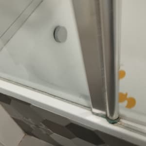 דלת מקלחת זכוכית עם מסגרת מתכת