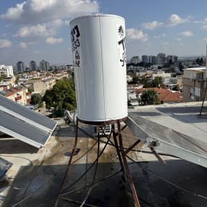 דוד שמש על גג עם נוף עירוני ברקע