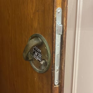 ידית ודלת עם מנעול מתכת