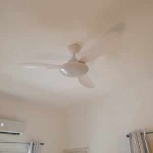 מאוורר תקרה לבן מותקן על תקרה