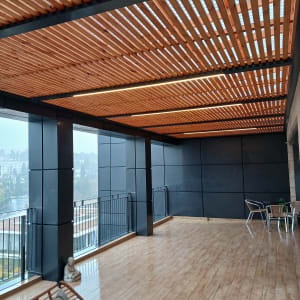 פרגולה מעץ מעל מרפסת עם רצפת עץ