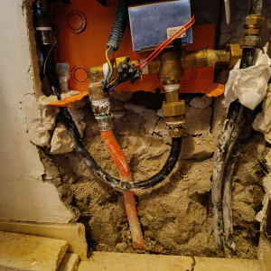 צנרת מים חשופה עם חיבורים ותשתית חשמל