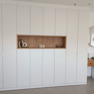 ארון עץ לבן עם מדף עץ פתוח