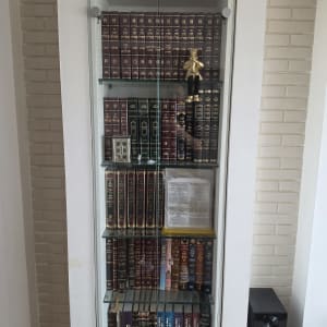 ארון זכוכית עם ספרים ותצוגה דקורטיבית
