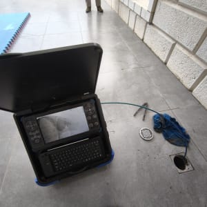 מכשיר בדיקה ליד פתח ניקוז על רצפה