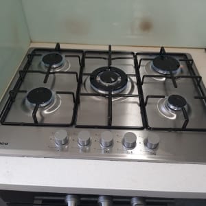 כיריים גז עם חמישה מבערים וכפתורי שליטה