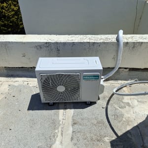 יחידת מיזוג אוויר מותקנת על גג בטון