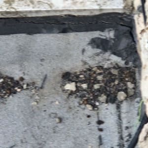 סדק ופגם ביריעה ביטומנית בחיבור קיר בגג