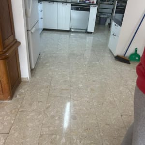 מטאטא ויעה על רצפת מטבח נקייה