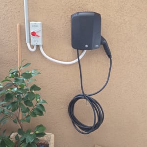 עמדת טעינה לרכב חשמלי מותקנת על קיר