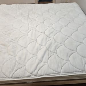מזרן לבן נקי עם דוגמת תפרים מעוגלת