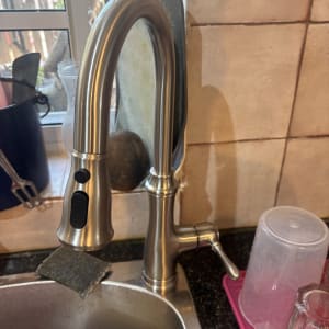 ברז מטבח נירוסטה מעל כיור עם כלים
