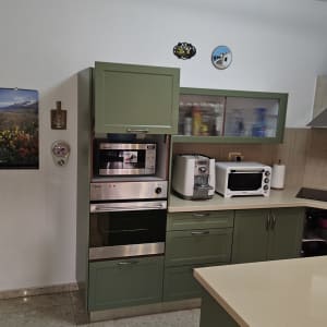 מטבח עם ארונות ירוקים, תנור, מיקרוגל וטוסטר
