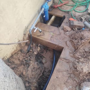 צנרת מים עם מד לחץ וכלי עבודה