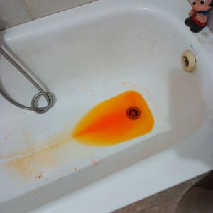 כתם כתום באמבטיה ליד פתח ניקוז