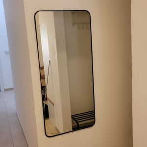 מסדרון עם מראה על הקיר ודלת פתוחה