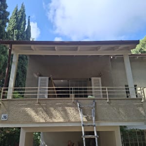 חזית בית עם מרפסת וסולם בחוץ