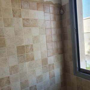 קיר אריחים עם סדקים ותיקונים בטיח