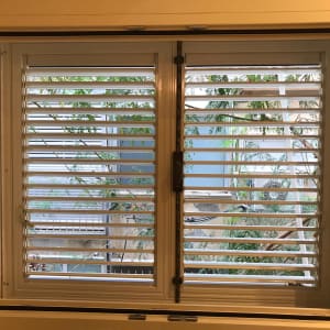 תריסי אלומיניום בחלון פנימי