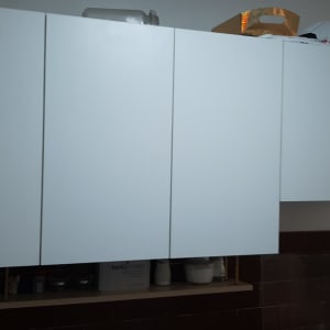 ארונות מטבח לבנים עם מדף פתוח וצלחות