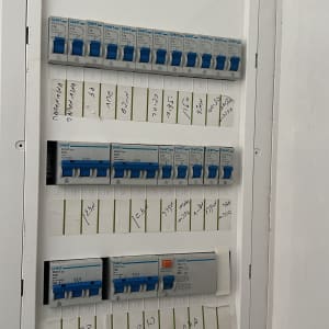 לוח חשמל עם מפסקים וכיתוב בעברית