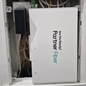 ארון תקשורת עם ציוד Partner Fiber