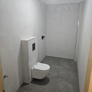 שירותים חדשים עם קירות ורצפה מרוצפים