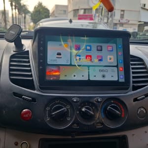 מערכת מולטימדיה ברכב עם מסך מגע ותצוגת אפליקציות