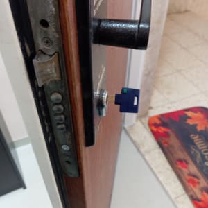 מנעול דלת עם מפתח כחול