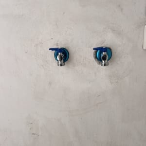 שני ברזים מותקנים על קיר