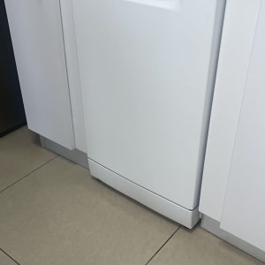 מדיח כלים לבן במטבח עם ארונות לבנים