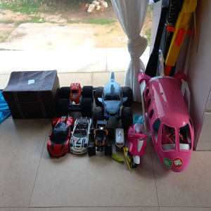 צעצועים מסודרים על הרצפה ליד חלון עם וילון לבן